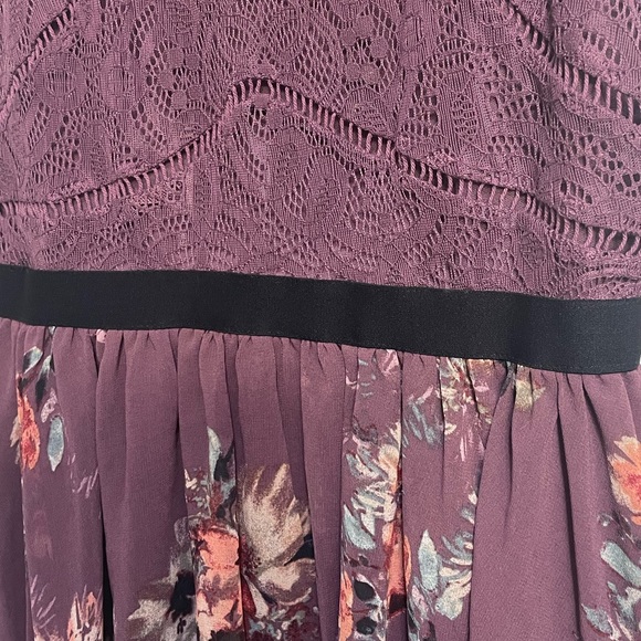 Xhilaration cute sleeveless spring dress, size small. Purple with lace & floral - Picture 5 of 8